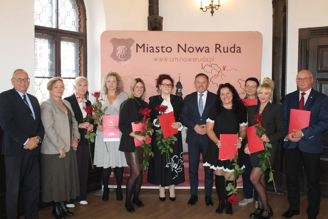 Nowa Ruda. Burmistrz spotkał się z wyróżnionymi nauczycielami. Podziękowania z okazji Dnia Edukacji Narodowej [ZDJĘCIA] - Zdjęcie główne