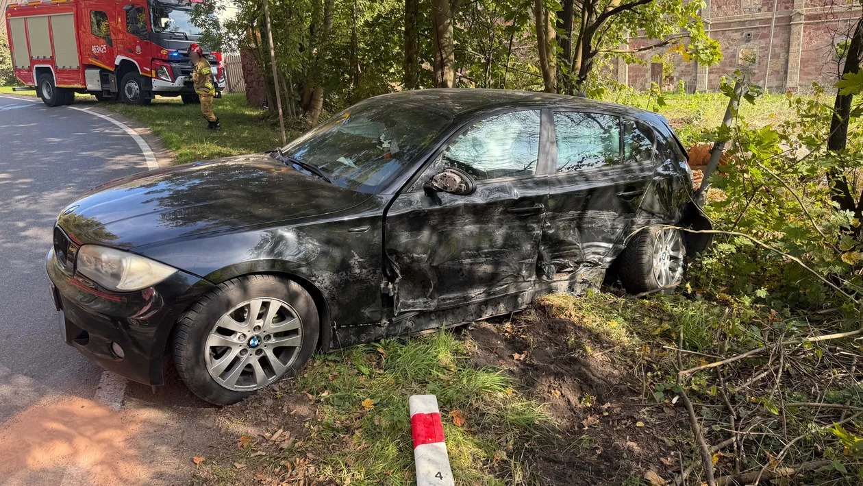 Ścinawka Górna. Zderzenie Nissana z BMW. Siła uderzenia była tak duża, że w obu autach urwały się koła - Zdjęcie główne