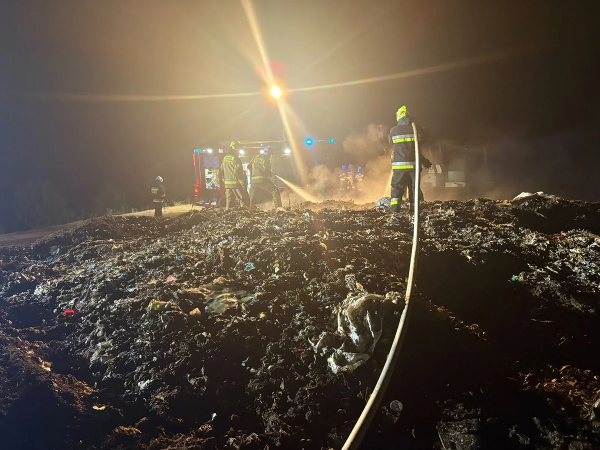 Pożar składowiska odpadów w Ścinawce Dolnej. Strażacy działali niemal 6 godzin [zdjęcia] – zdjęcie 3