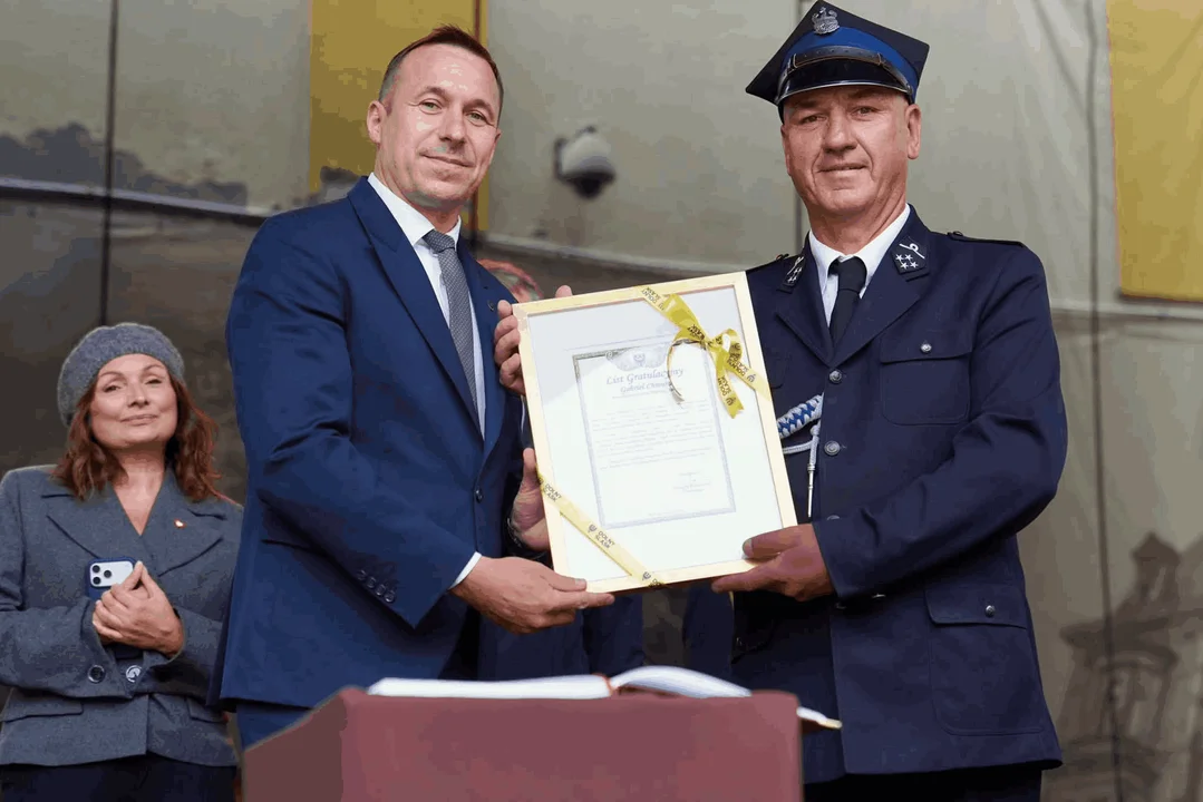 Sztandar dla strażaków z OSP Kłodzko. Ważna uroczystość w rocznicę powodzi - Zdjęcie główne